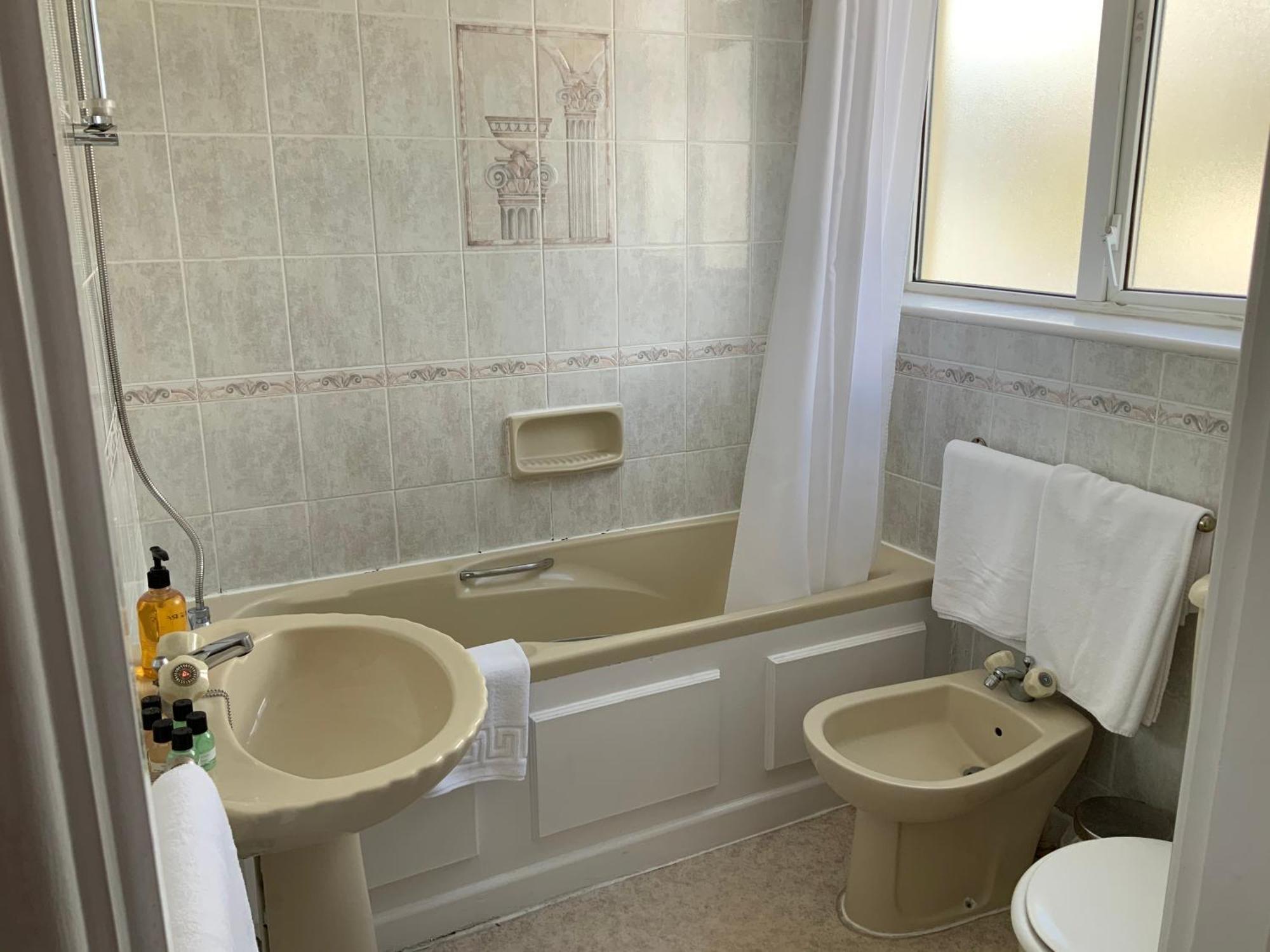 Marina Metro Hotel Saint Helier Jersey Rum bild